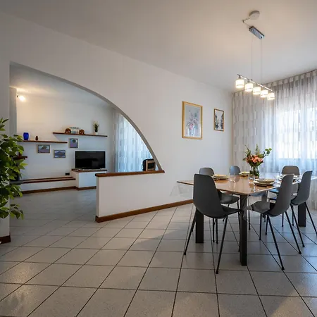 Three Bedroom - View - Larihome A57 Apartament *