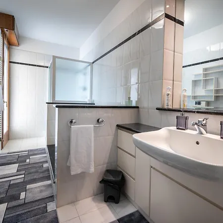 Apartament Three Bedroom - View - Larihome A57